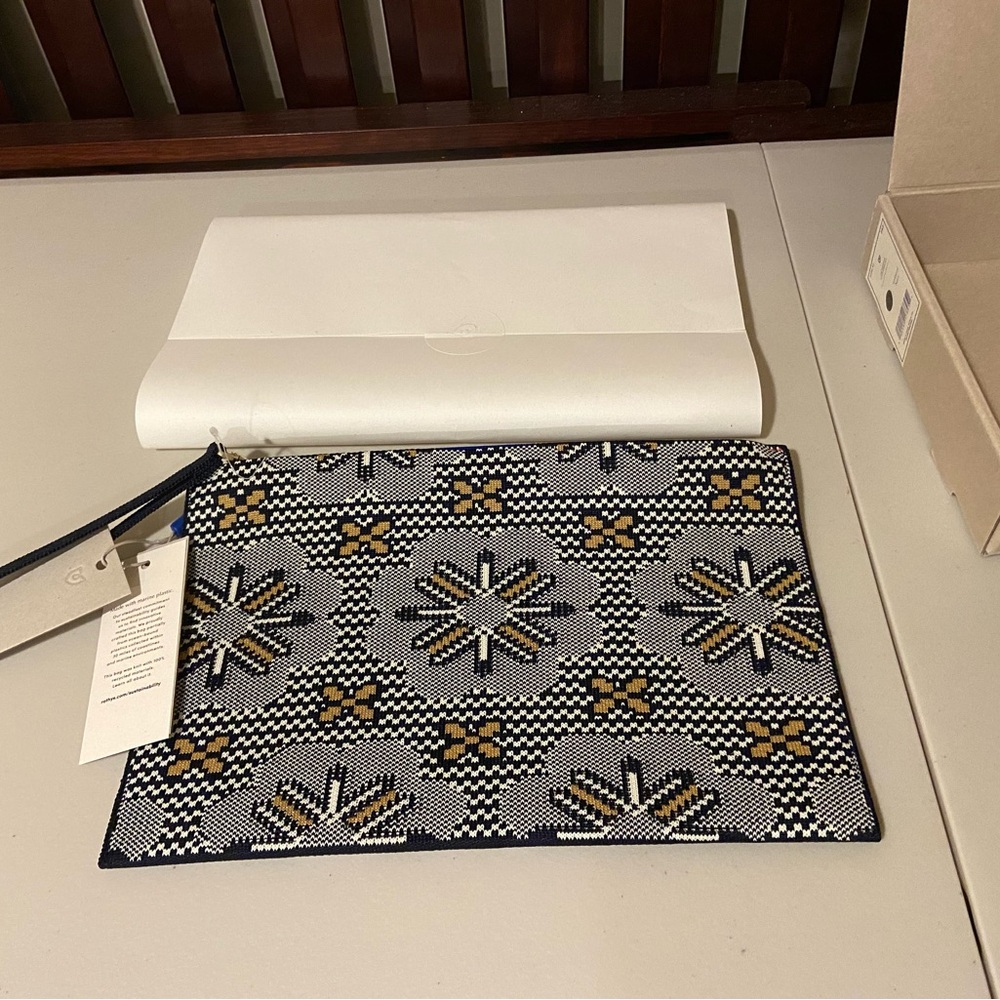 NWT Rothy's essential pouch - Picture 2 of 11